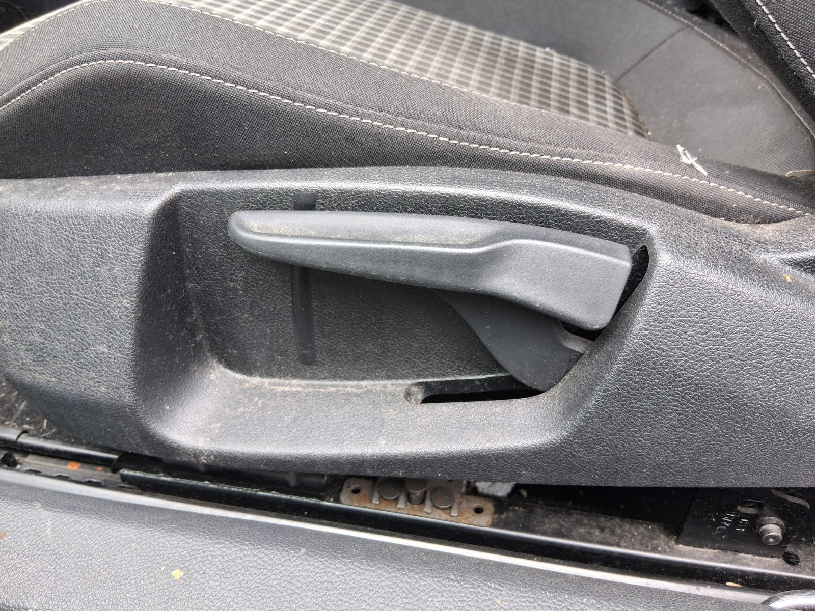 2015 VW VOLKSWAGEN SCIROCCO MK3 NSF PASSENGER SIDE FRONT LEFT FABRIC SEAT