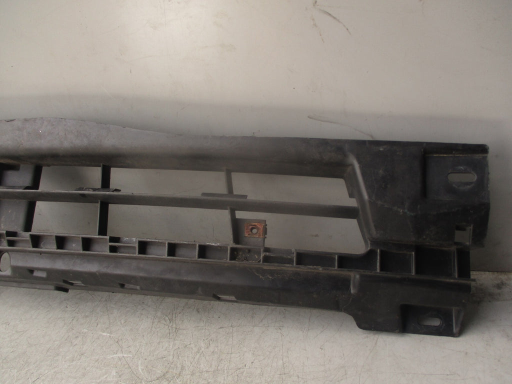 2012 VAUXHALL VIVARO MK1 X83 FRONT BUMPER CENTRE BRACKET 620300102R