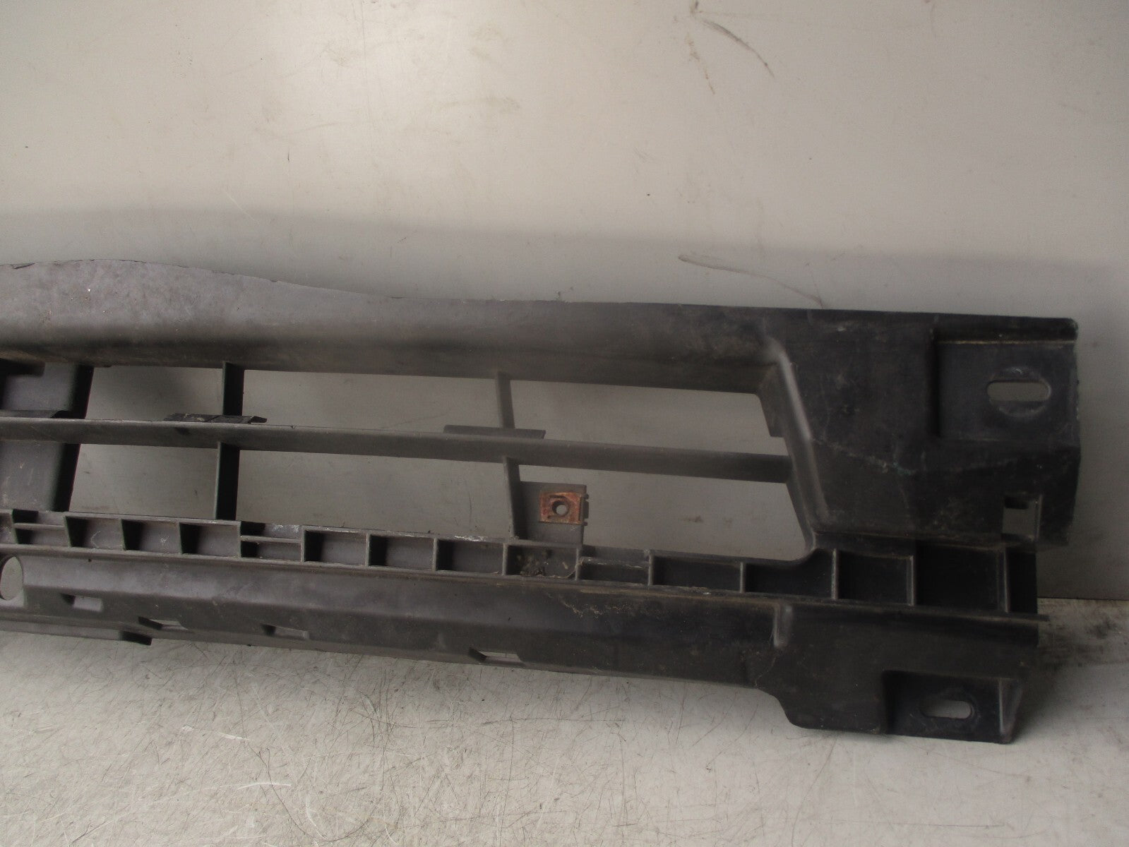 2012 VAUXHALL VIVARO MK1 X83 FRONT BUMPER CENTRE BRACKET 620300102R