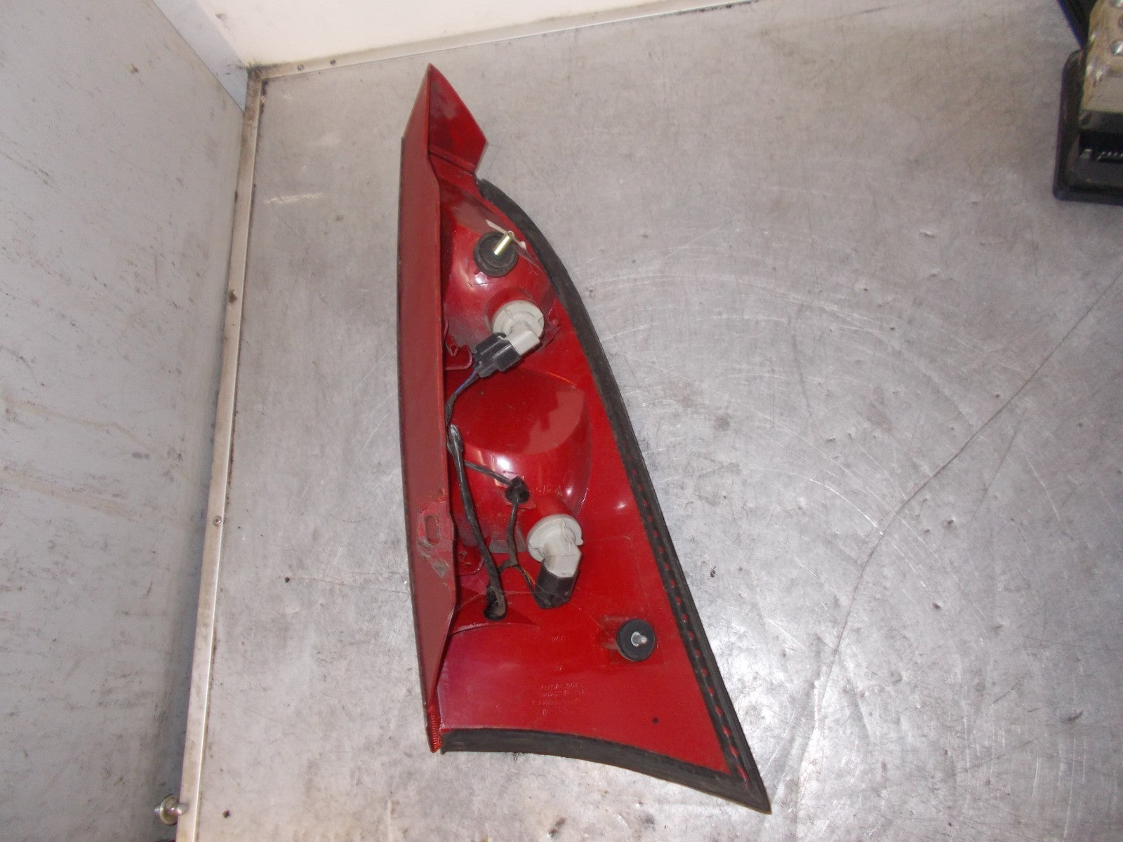 FORD FOCUS 2001 MK1 OSR DRIVER SIDE REAR LIGHT TAIL LIGHT 1M5113404AC