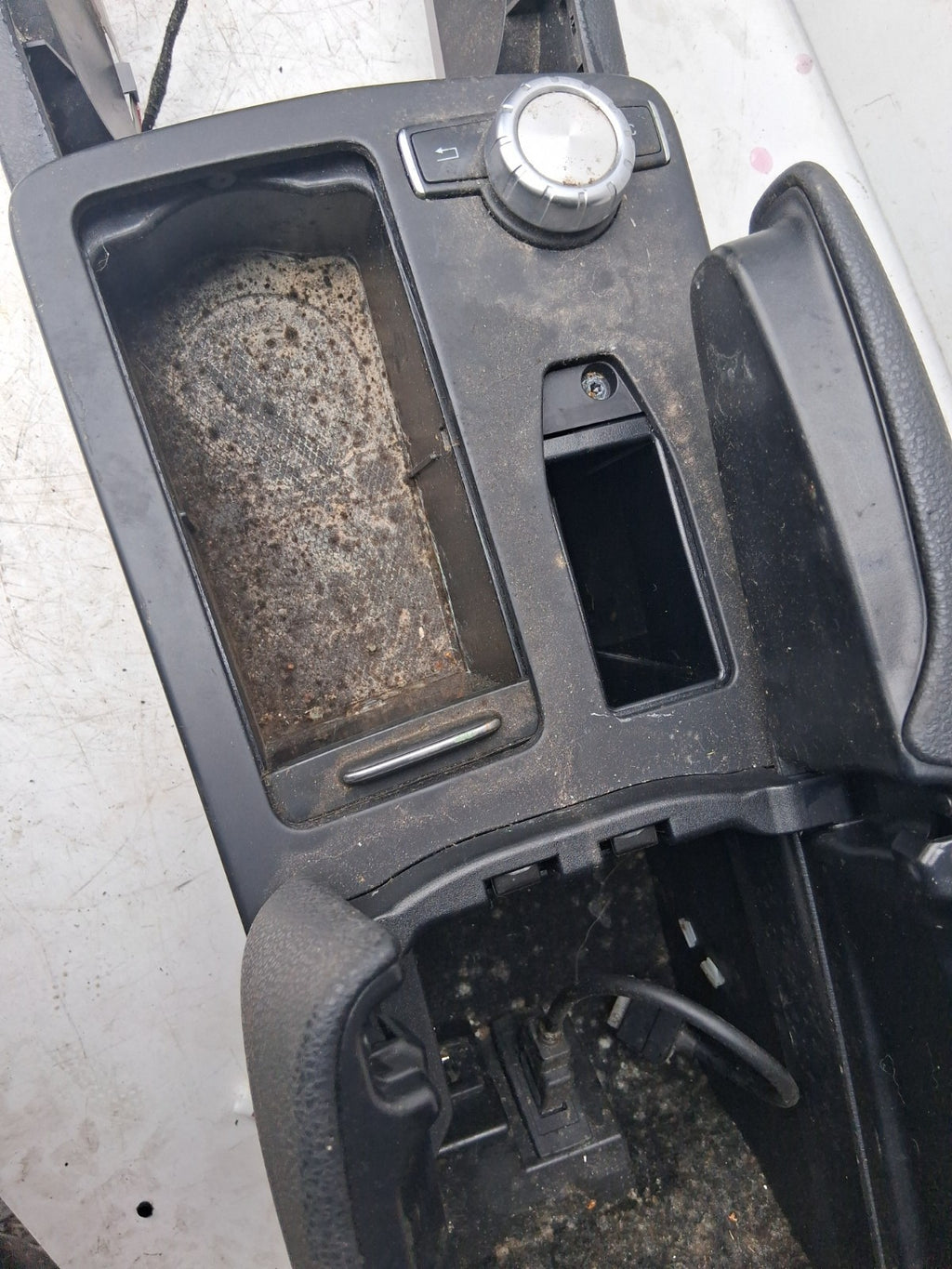 2014 MERCEDES-BENZ C-CLASS W204 CENTRE CONSOLE & ARM REST A204680625000009051