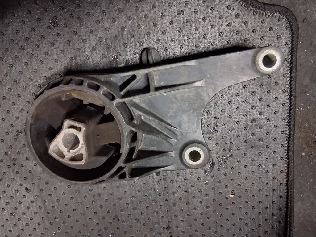 2018 VAUXHALL ZAFIRA C GEARBOX MOUNT BRACKET 2300102