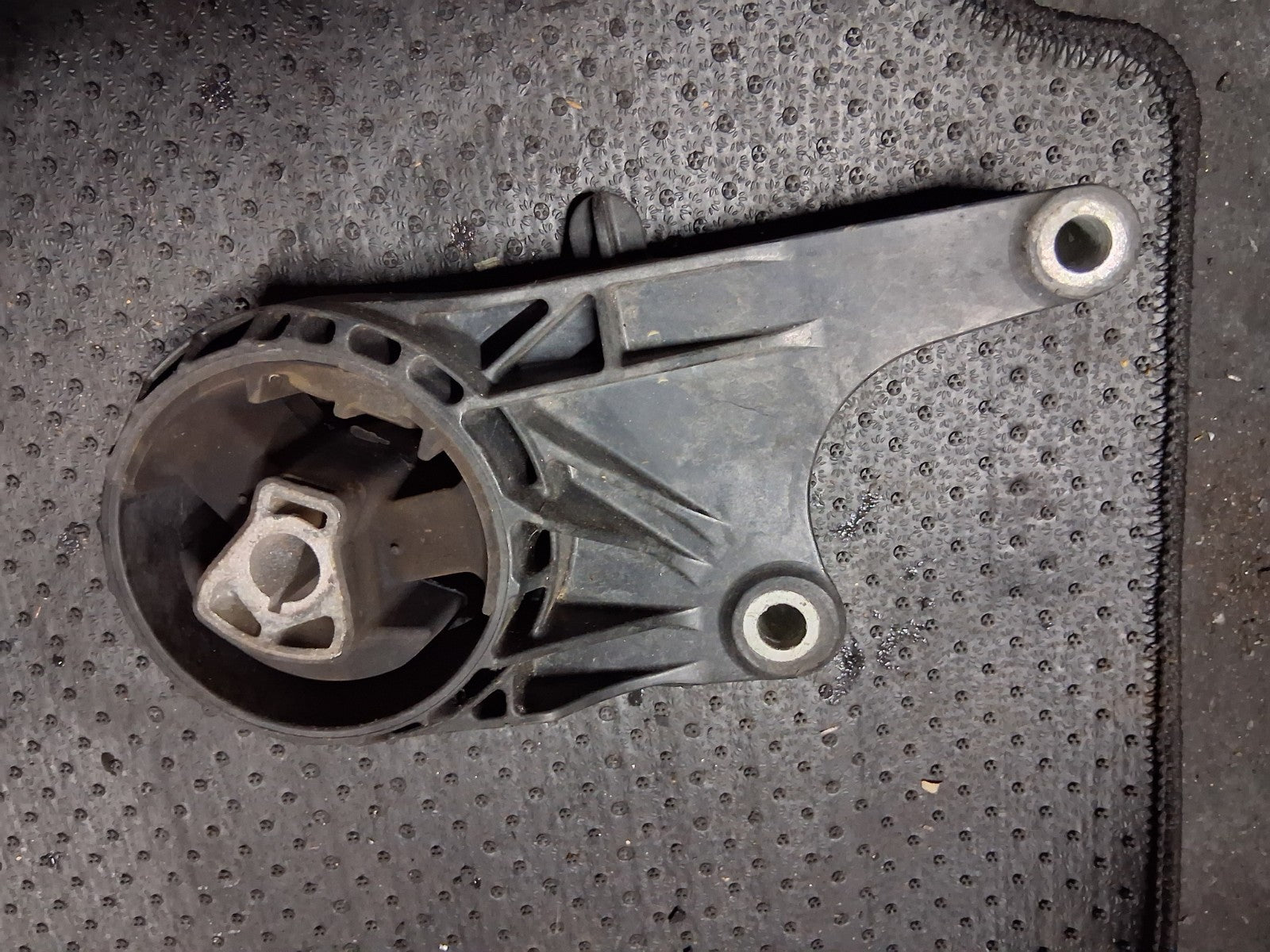 2018 VAUXHALL ZAFIRA C GEARBOX MOUNT BRACKET 2300102