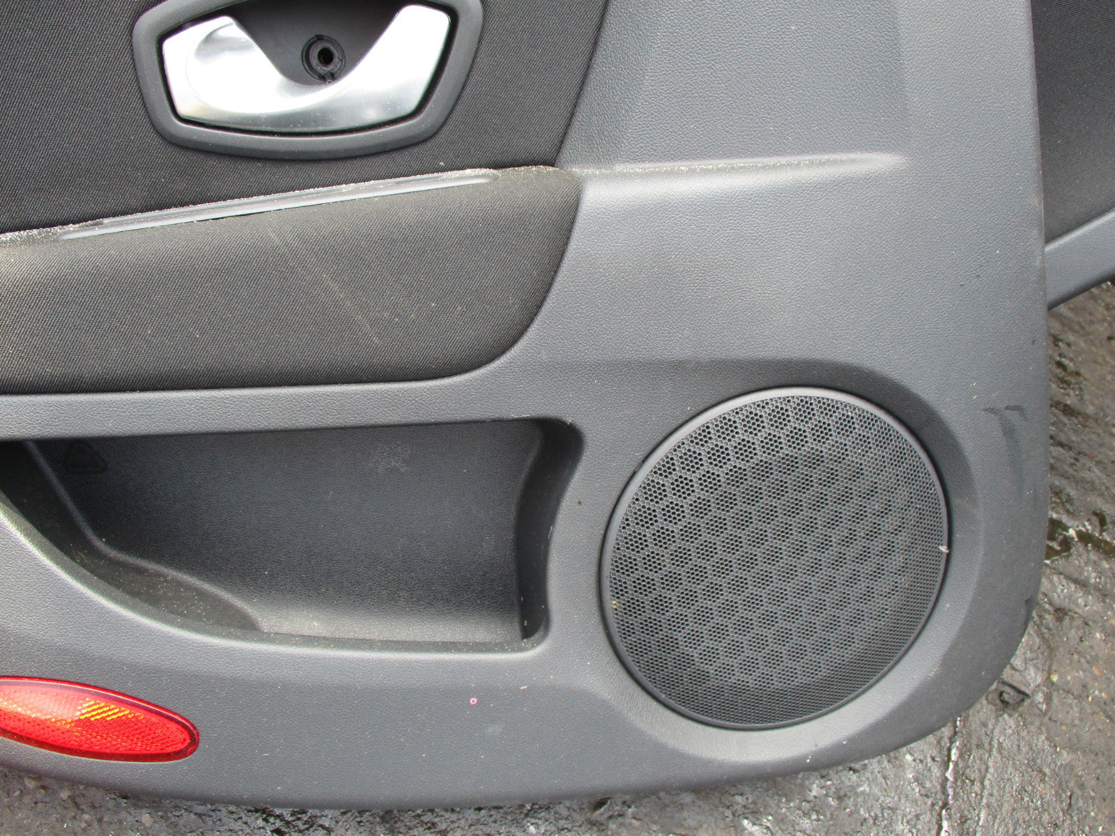 RENAULT LAGUNA MK3 2008 NSR PASSENGER SIDE REAR PLASTIC DOOR CARD PANEL