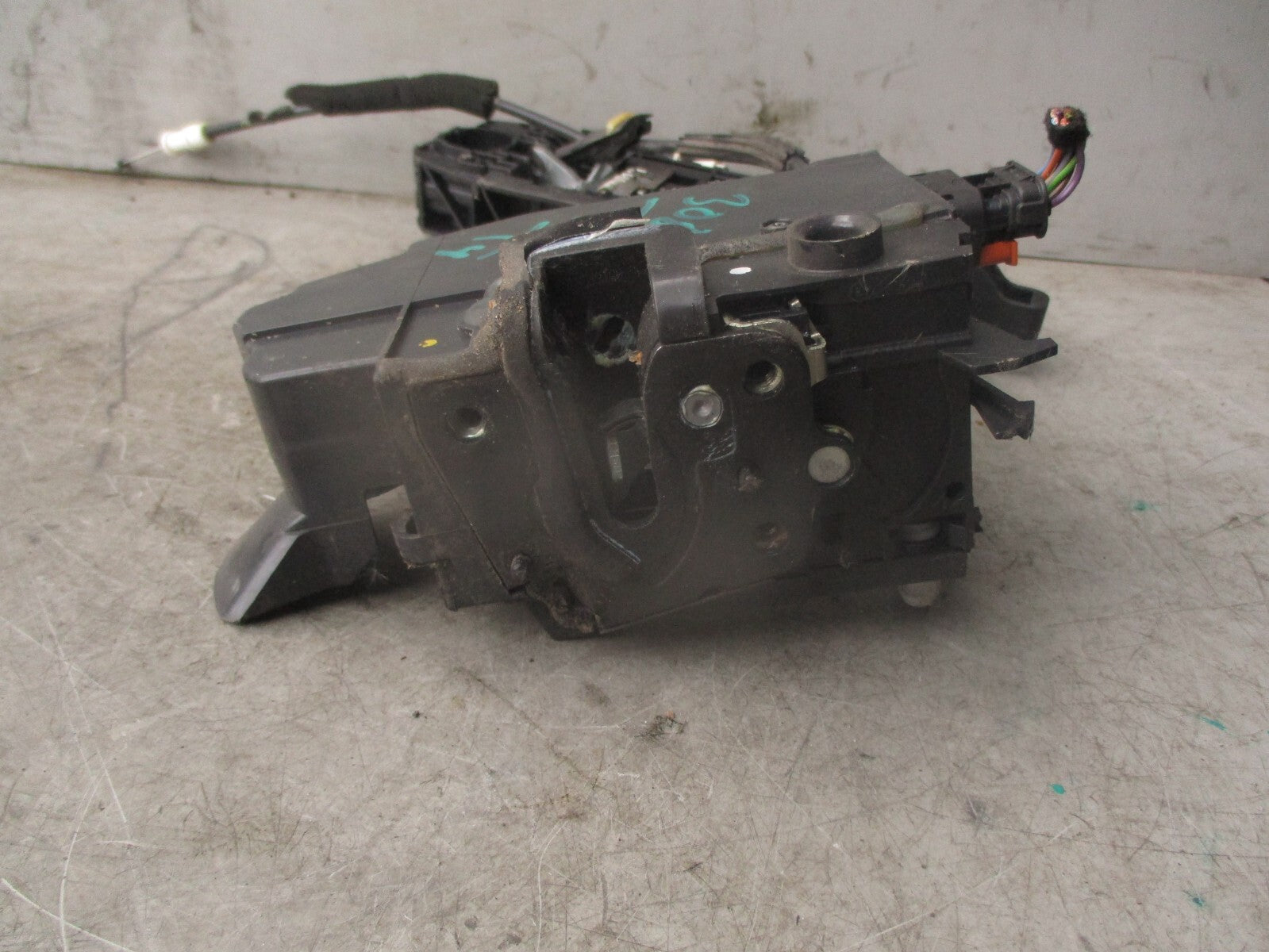 2014 PEUGEOT 308 MK2 NSF PASSENGER SIDE FRONT DOOR LOCK MECHANISM 9810309580