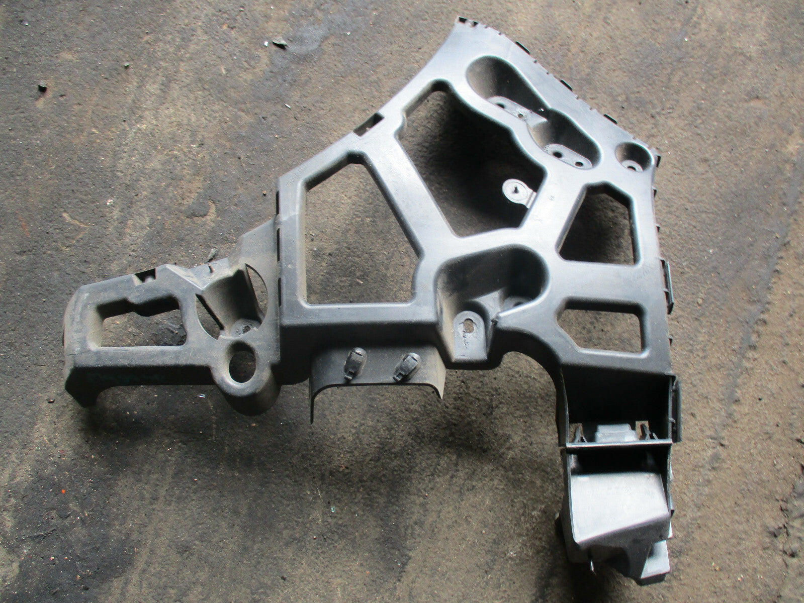 RENAULT MEGANE MK3 PASSENGER REAR BUMPER SUPPORT MOUNT BRACKET
