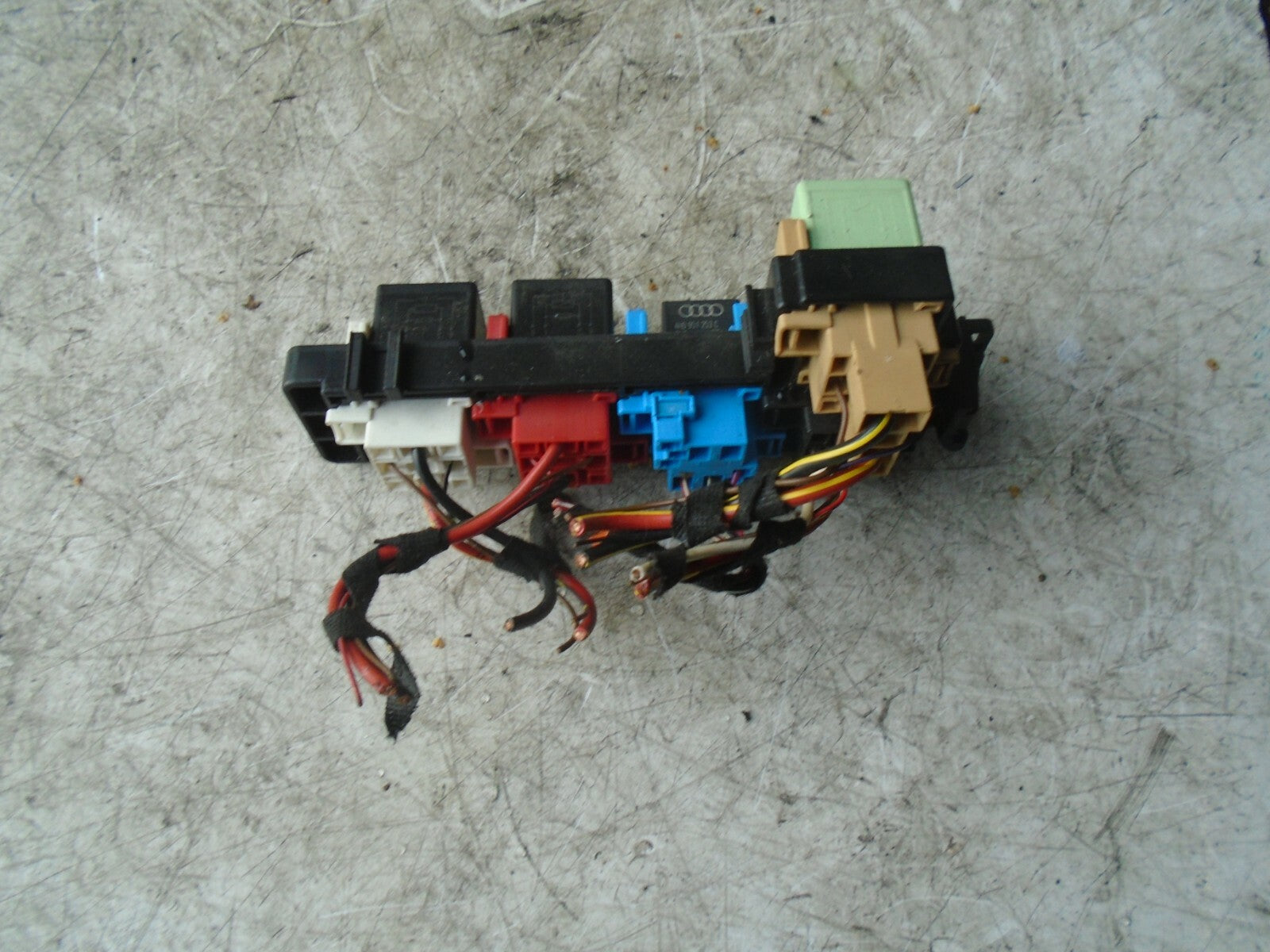 VOLKSWAGEN GOLF 2012 MK6 RELAY BRACKET WITH RELAYS 1K2937503