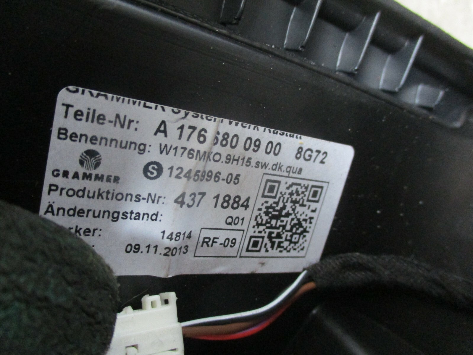 MERCEDES A CLASS W176 PLASTIC CENTRE CONSOLE TRIM & LEATHER HANDREST A1766800900