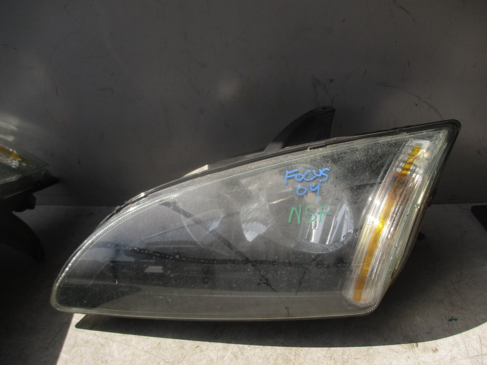 2004 FORD FOCUS MK2 NSF PASSENGER SIDE FRONT HEADLIGHT HEAD LAMP 4M5113W030KB