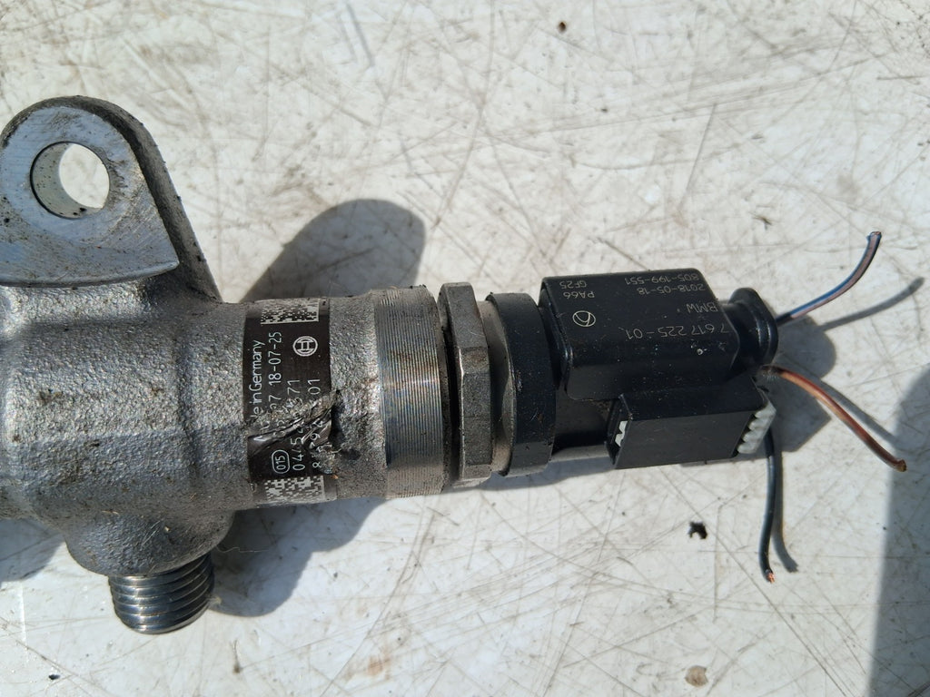 2018 BMW X1 F48 2.0 DIESEL INJECTOR FUEL RAIL