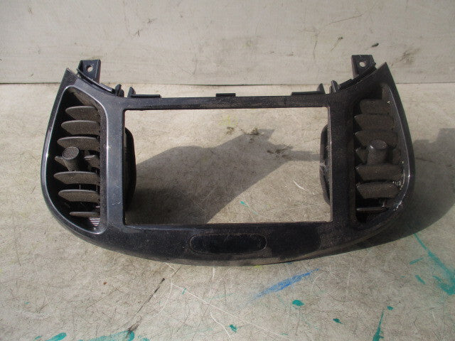 2010 NISSAN JUKE MK1 F15  DASHBOARD SCREEN SURROUND TRIM 687511KKOA
