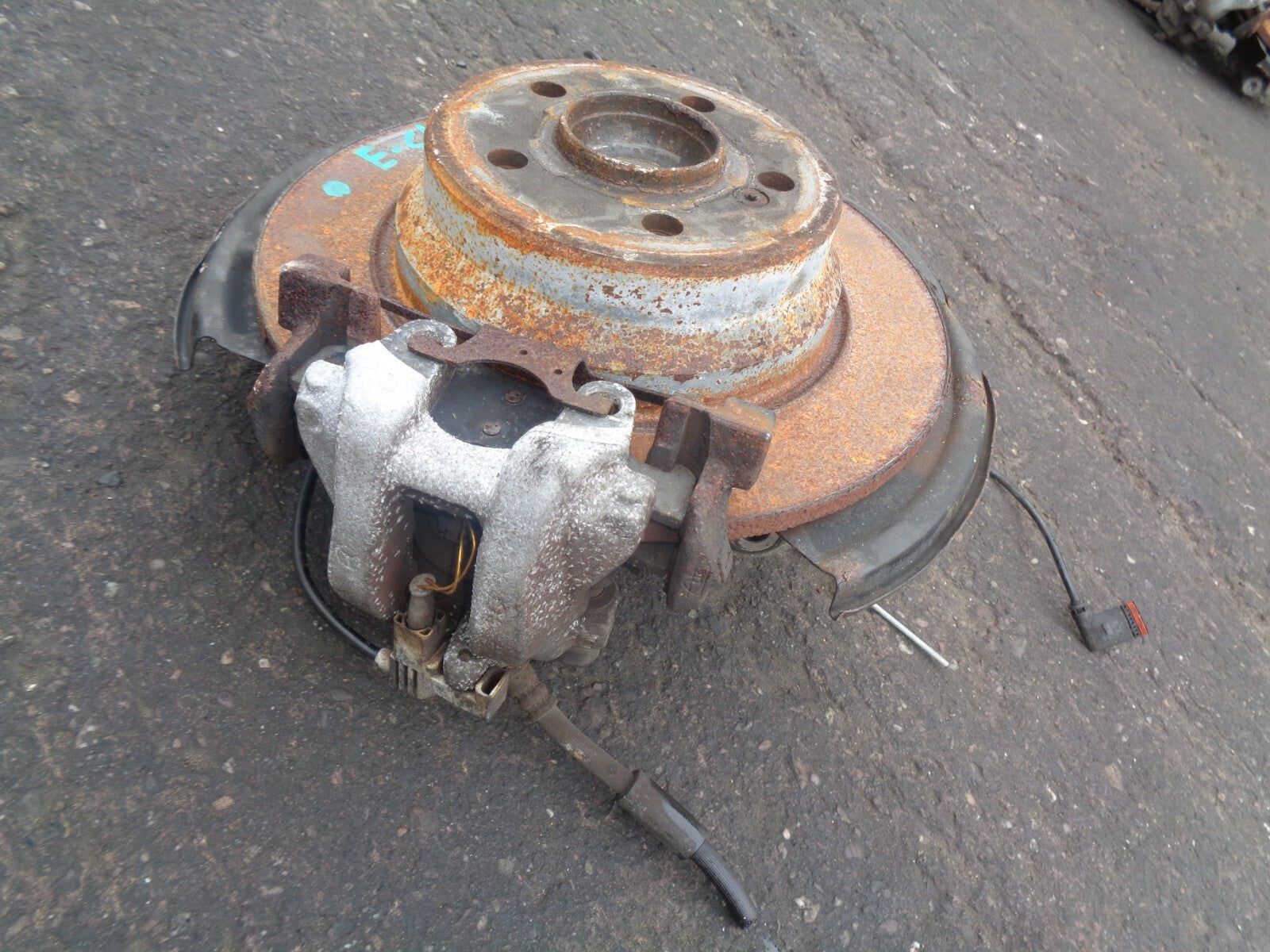 MERCEDES BENZ W212 2010 2.1 DIESEL OSR DRIVER SIDE REAR WHEEL HUB + CALIPER