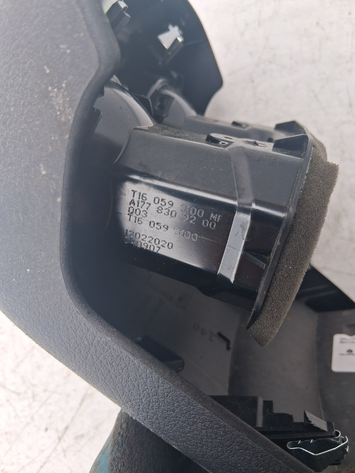 2020 MERCEDES A CLASS W177 REAR CENTRE CONSOLE & AIR VENTS + USB PORTS 1385087A