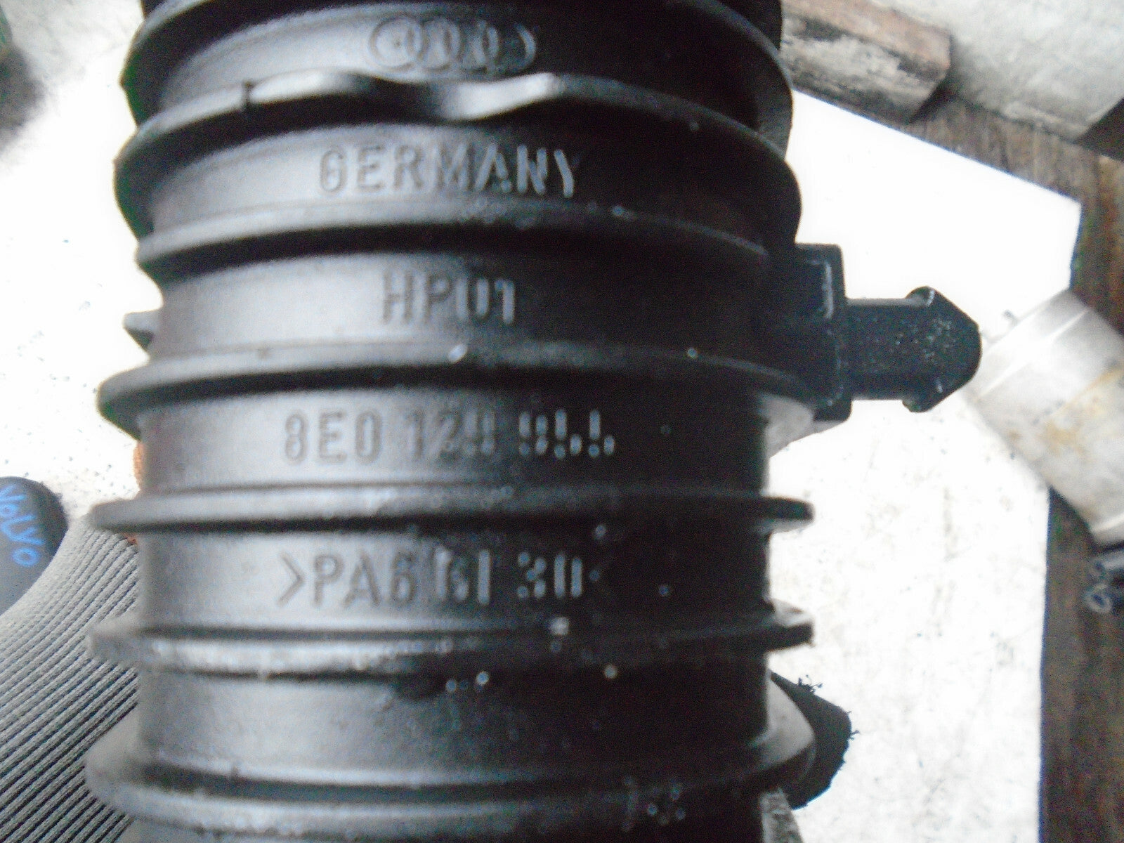 AUDI A4 2007 B7 2.0 TDI DIESEL PULSATION DAMPER FOR INTERCOOLER 8E0129955