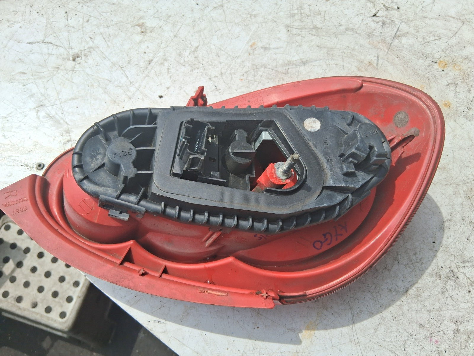 2008 TOYOTA AYGO MK1  OSR DRIVER SIDE REAR TAIL LIGHT LAMP 815500H010