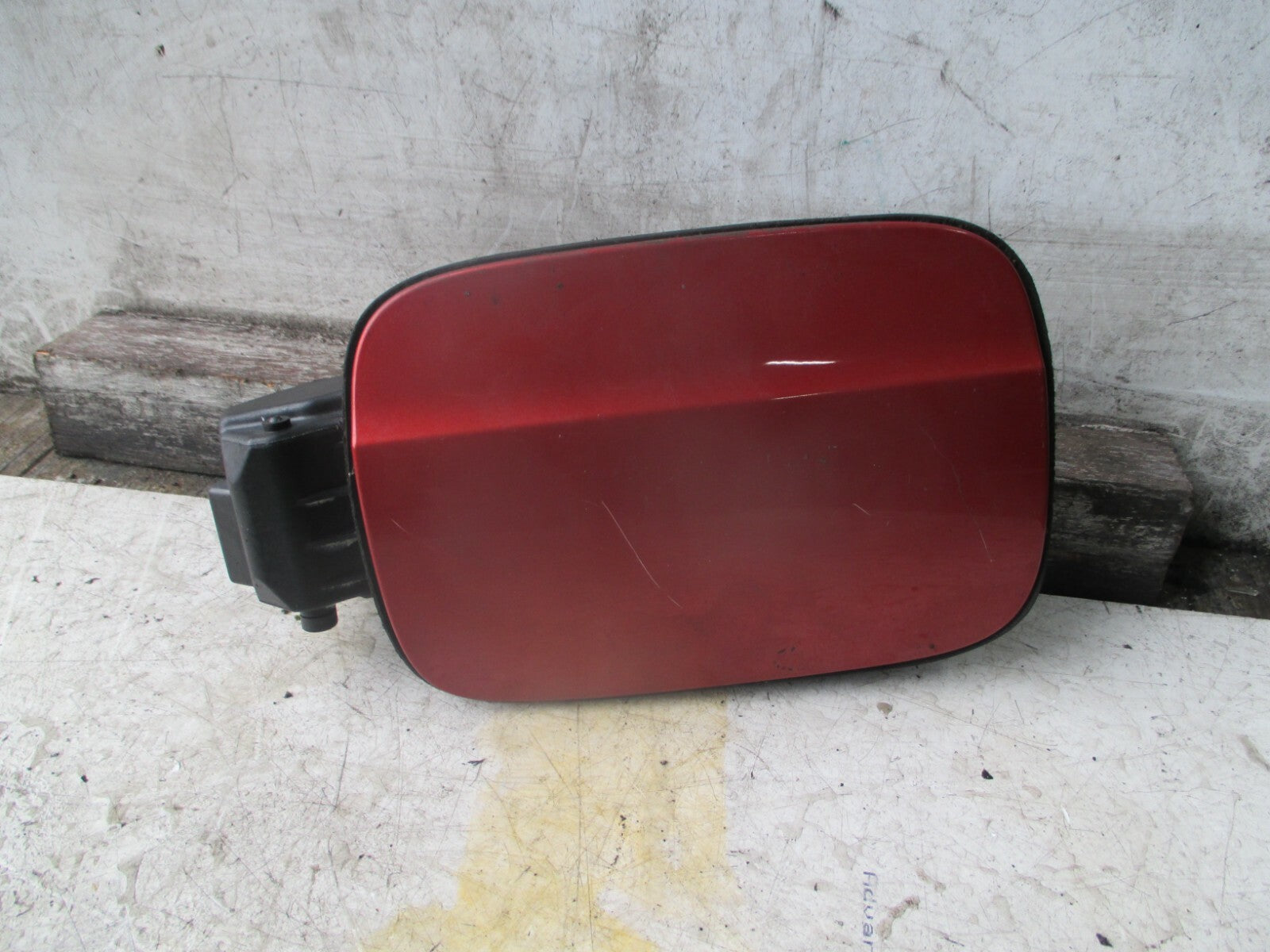 AUDI A4 B8 AVANT ESTATE 2014 DIESEL FUEL FILLER CAP FLAP COVER RED LY3M