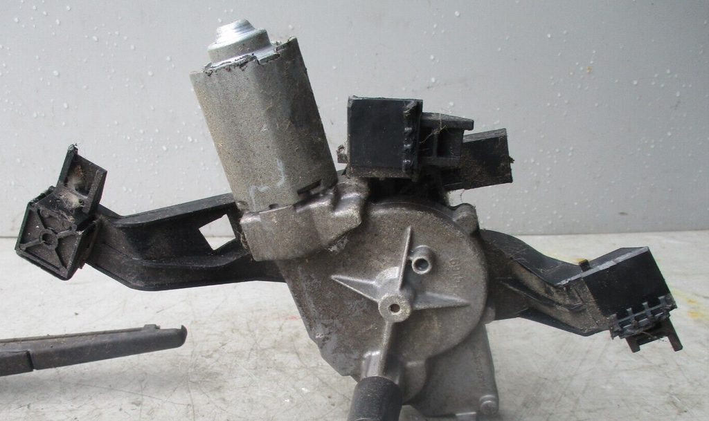 2010 PEUGEOT 207 REAR WINDSCREEN WIPER MOTOR WITH WIPER ARM 0390201813