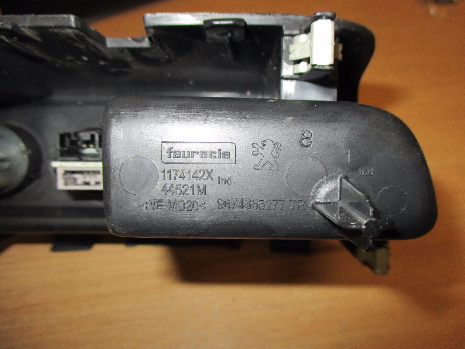 PEUGEOT 208 2014 DASHBOARD CENTRE CONSOLE PANEL USB AUX 12V ASH TRAY 9674655277