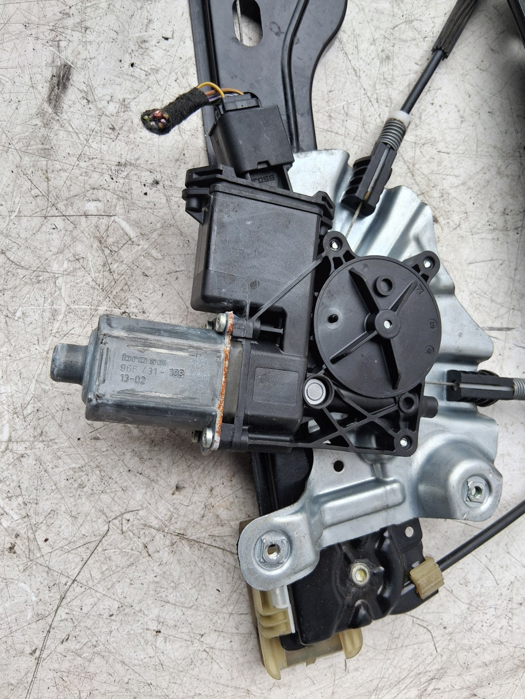 2013 VAUXHALL ASTRA J NSF PASSENGER FRONT LEFT WINDOW MOTOR REGULATOR 966435103