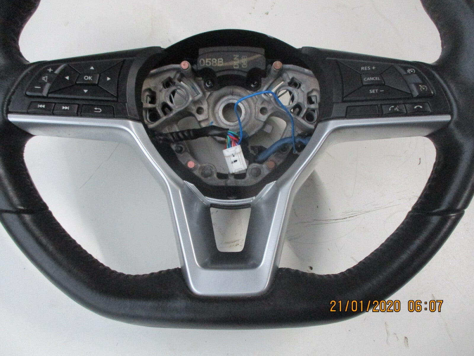 NISSAN QASHQAI 2018 LEATHER MULTI FUNCTION FLAT BOTTOM STEERING WHEEL 34257522B