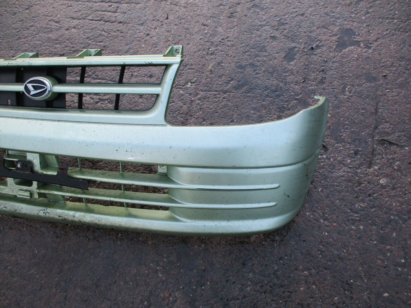 DAIHATSU CUORE FRONT BUMPER GREEN COMPLETE