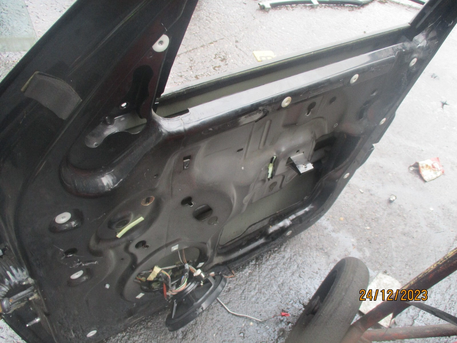 2006 JEEP CHEROKEE OSF DRIVER SIDE FRONT BARE DOOR BLACK