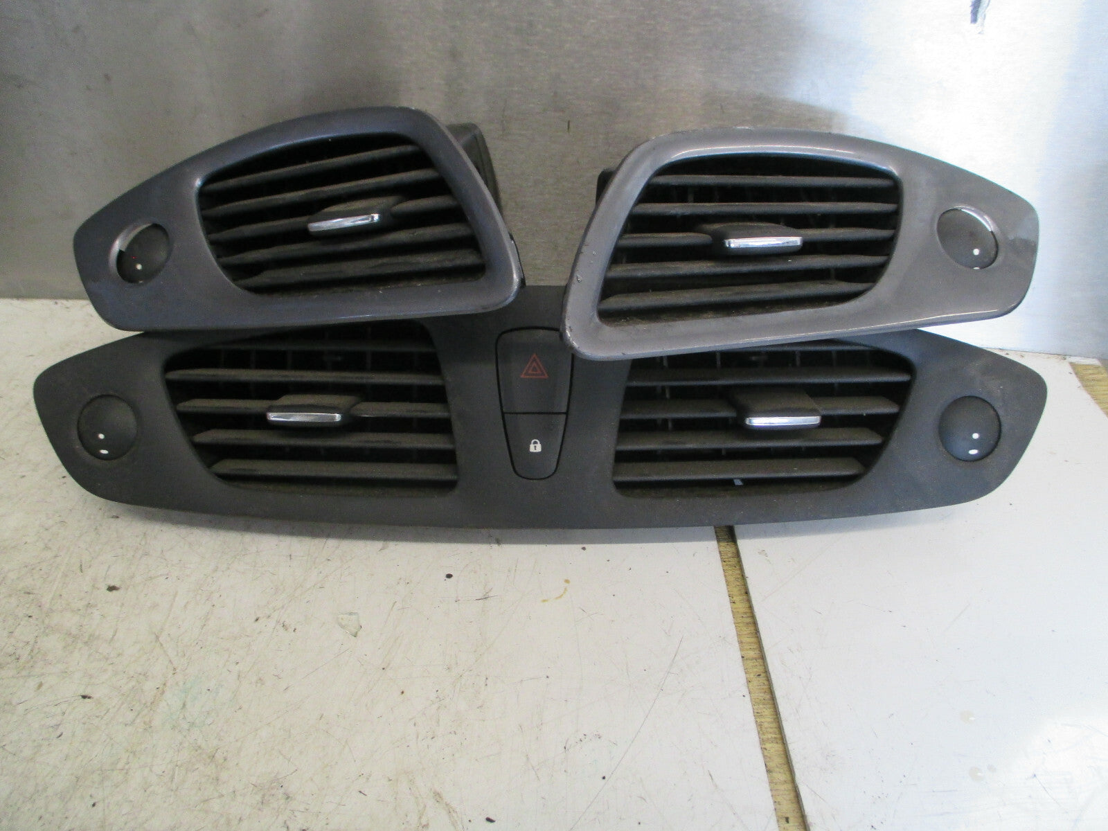 RENAULT GRAND SCENIC MK3 2015 FRONT DASHBOARD AIR VENTS 682600031r