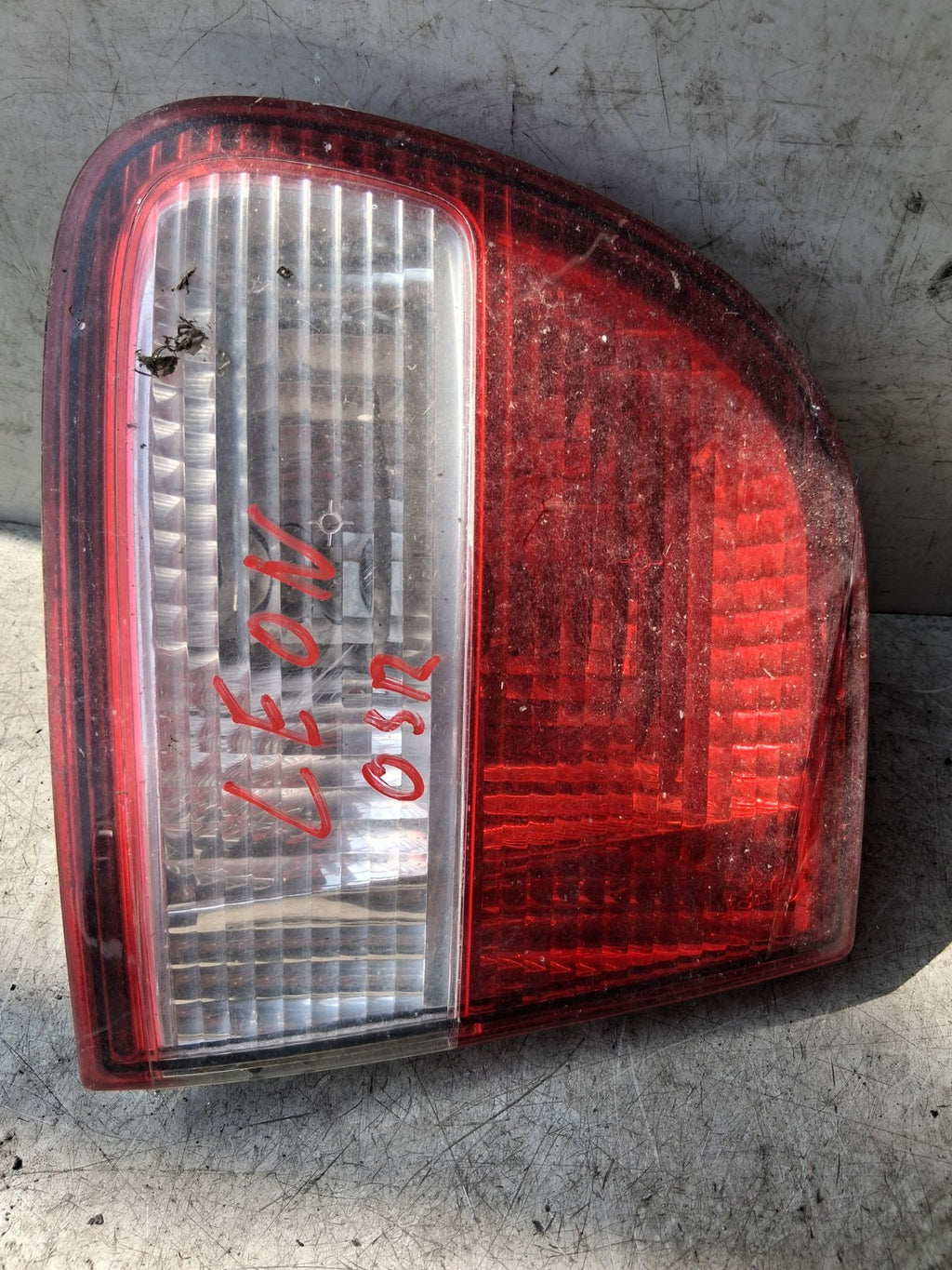 2003 SEAT LEON MK1 OSR DRIVER SIDE REAR RIGHT INNER TAIL LIGHT 1M6945091B