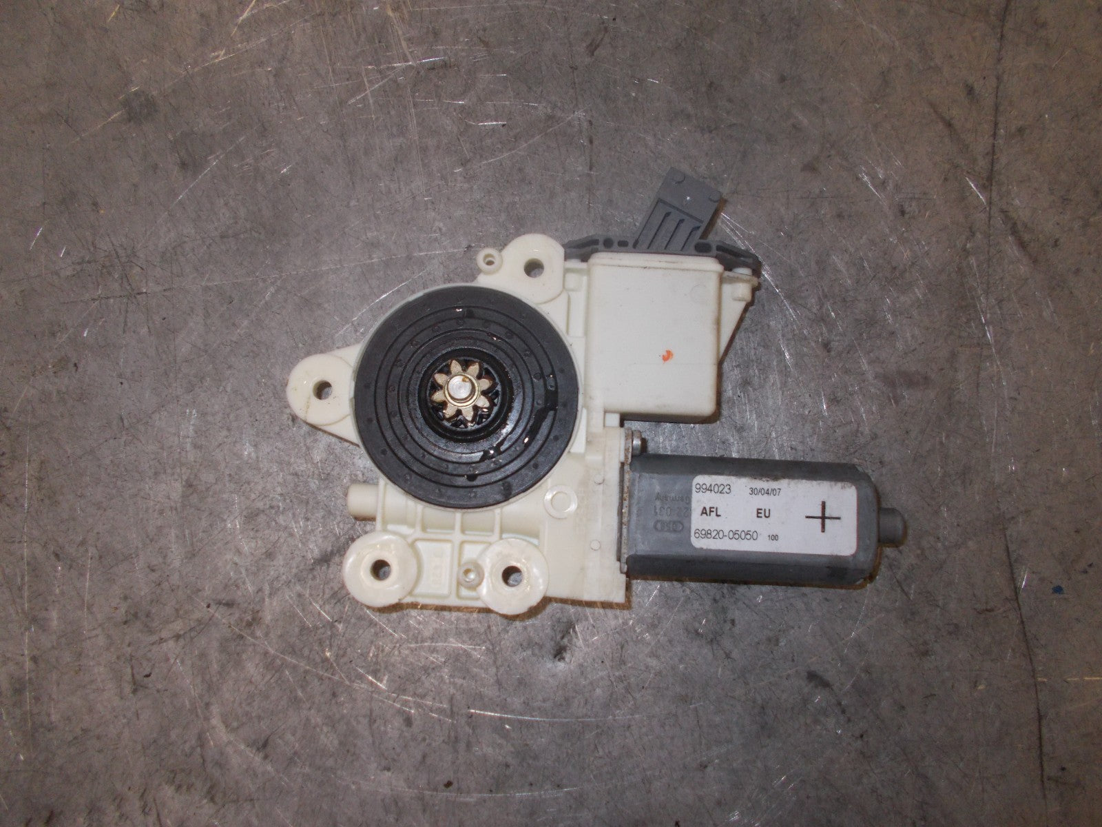 TOYOTA AVENSIS T250 2007 NSF PASSENGER SIDE FRONT WINDOW REGULATOR 6982005050