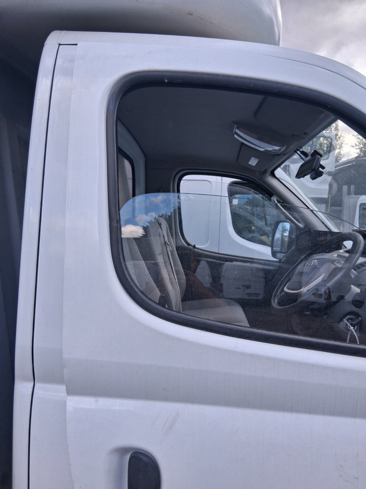 2020 SAIC LDV V80 OSF DRIVER SIDE FRONT RIGHT BARE DOOR WHITE