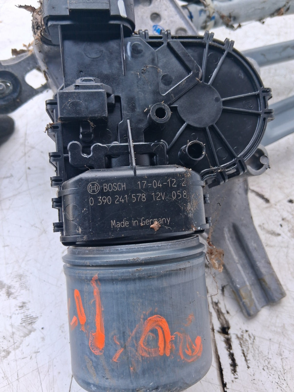 2013 PEUGEOT 208 FRONT WINDSCREEN WIPER MOTOR AND LINKAGE 0390241578