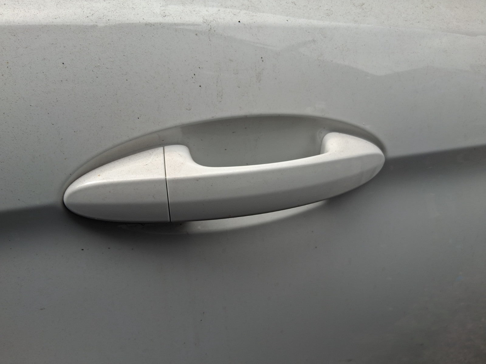 2018 FORD KA + PLUS MK3 HATCHBACK OSR DRIVER SIDE REAR DOOR HANDLE WHITE