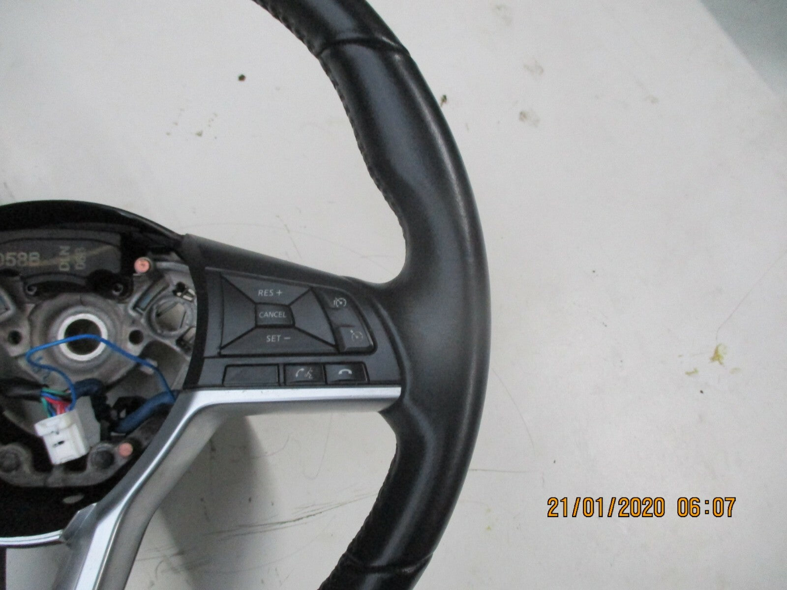 NISSAN QASHQAI 2018 LEATHER MULTI FUNCTION FLAT BOTTOM STEERING WHEEL 34257522B