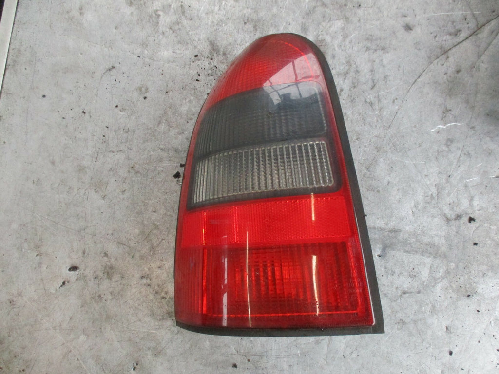 VAUXHALL VECTRA B NSR PASSENGER SIDE REAR LIGHT TAIL LIGHT 0915313
