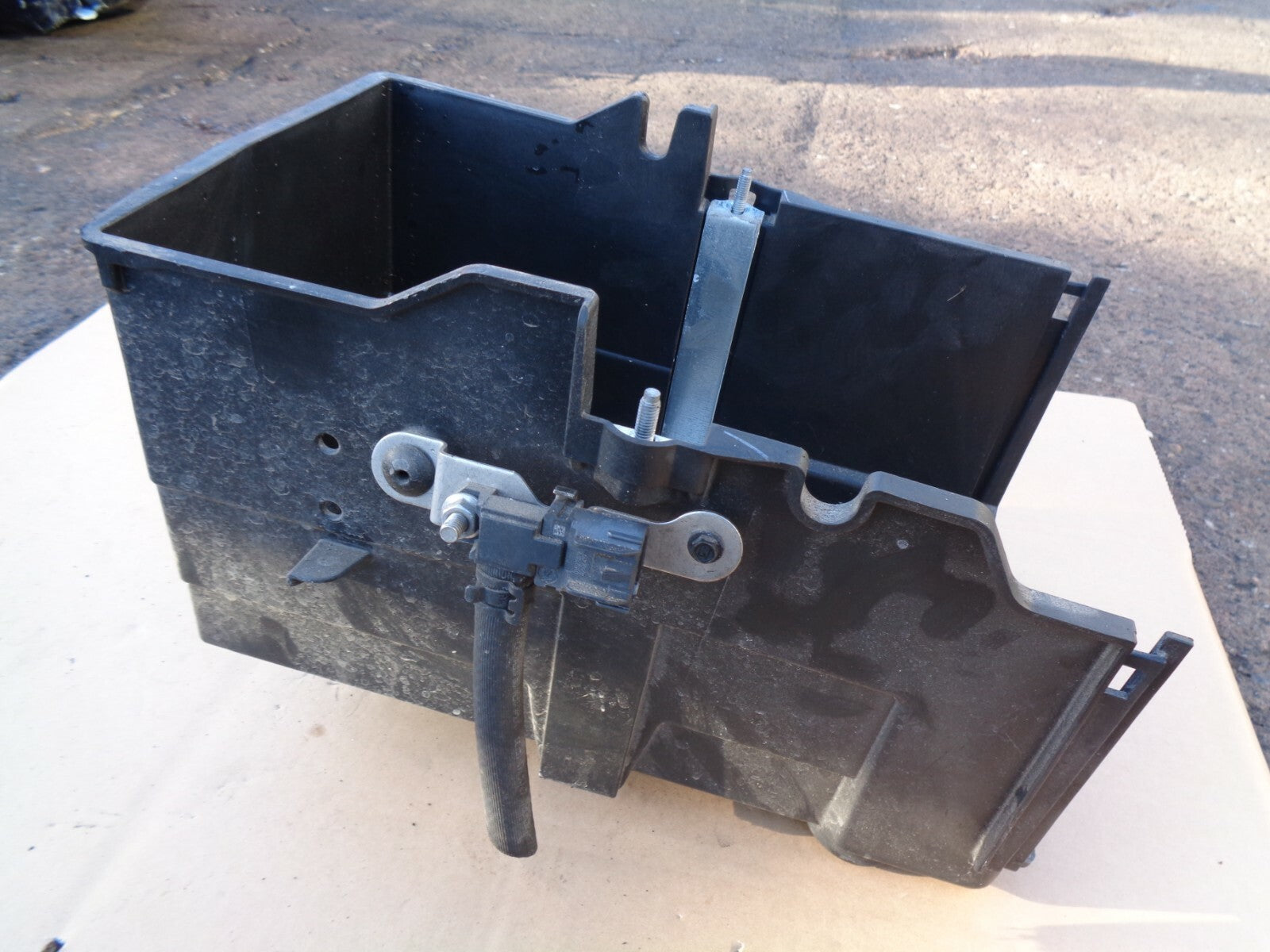 FORD FOCUS MK3 2017 5 DOOR HATCHBACK BATTERY BOX AM5110726E