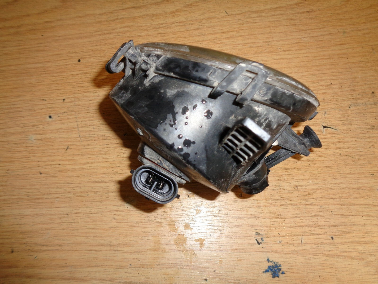 BMW 3 SERIES RIGHT DRIVER SIDE FRONT FOG LIGHT 7200100001 DAMAGED
