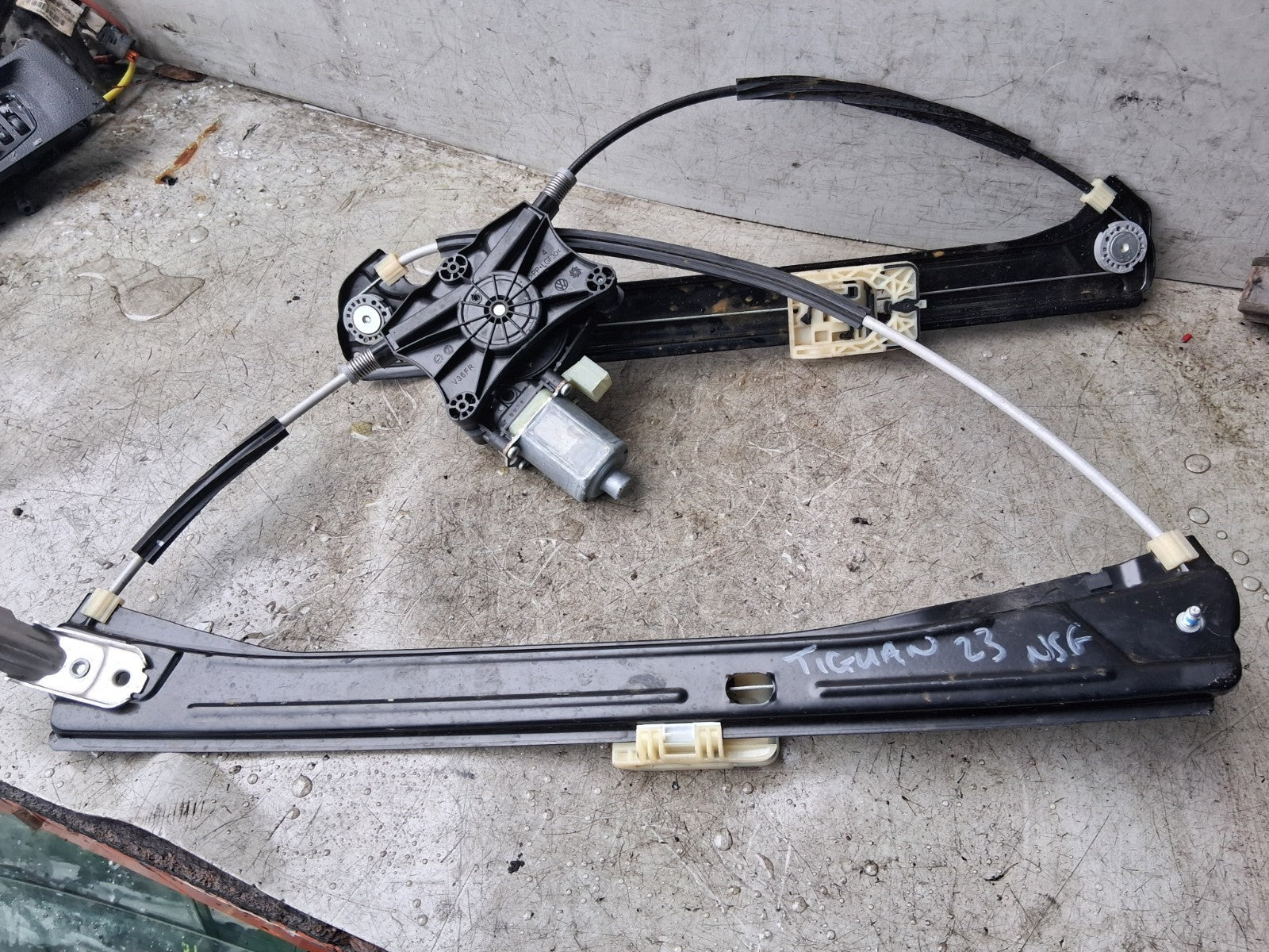 VW VOLKSWAGEN TIGUAN MK2 NSF PASSENGER SIDE FRONT LEFT WINDOW MOTOR REGULATOR