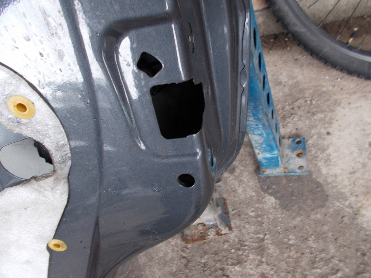 2006 FIAT GRANDE PUNTO OSR DRIVERS SIDE REAR DOOR COMPLETE SILVER 589/A