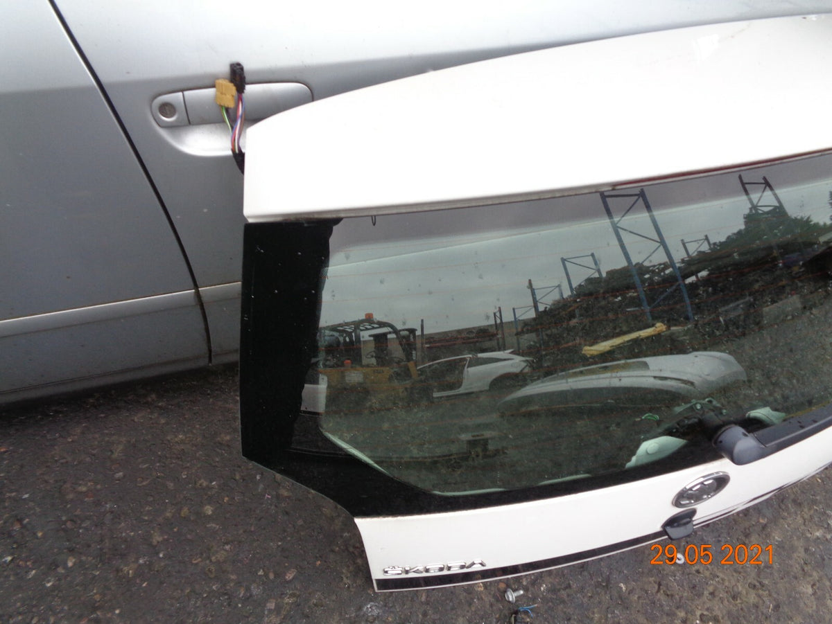 SKODA CITIGO 2016 COMPLETE TAILGATE BOOT LID WHITE LB9A BOOT REAR PANEL WIPER