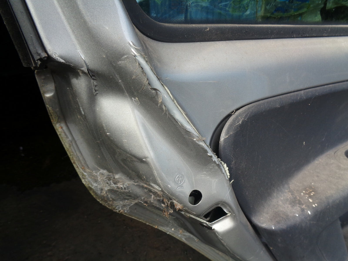VW VOLKSWAGEN UP 1.0 NSR PASSENGER SIDE REAR COMPLETE DOOR SILVER DAMAGED