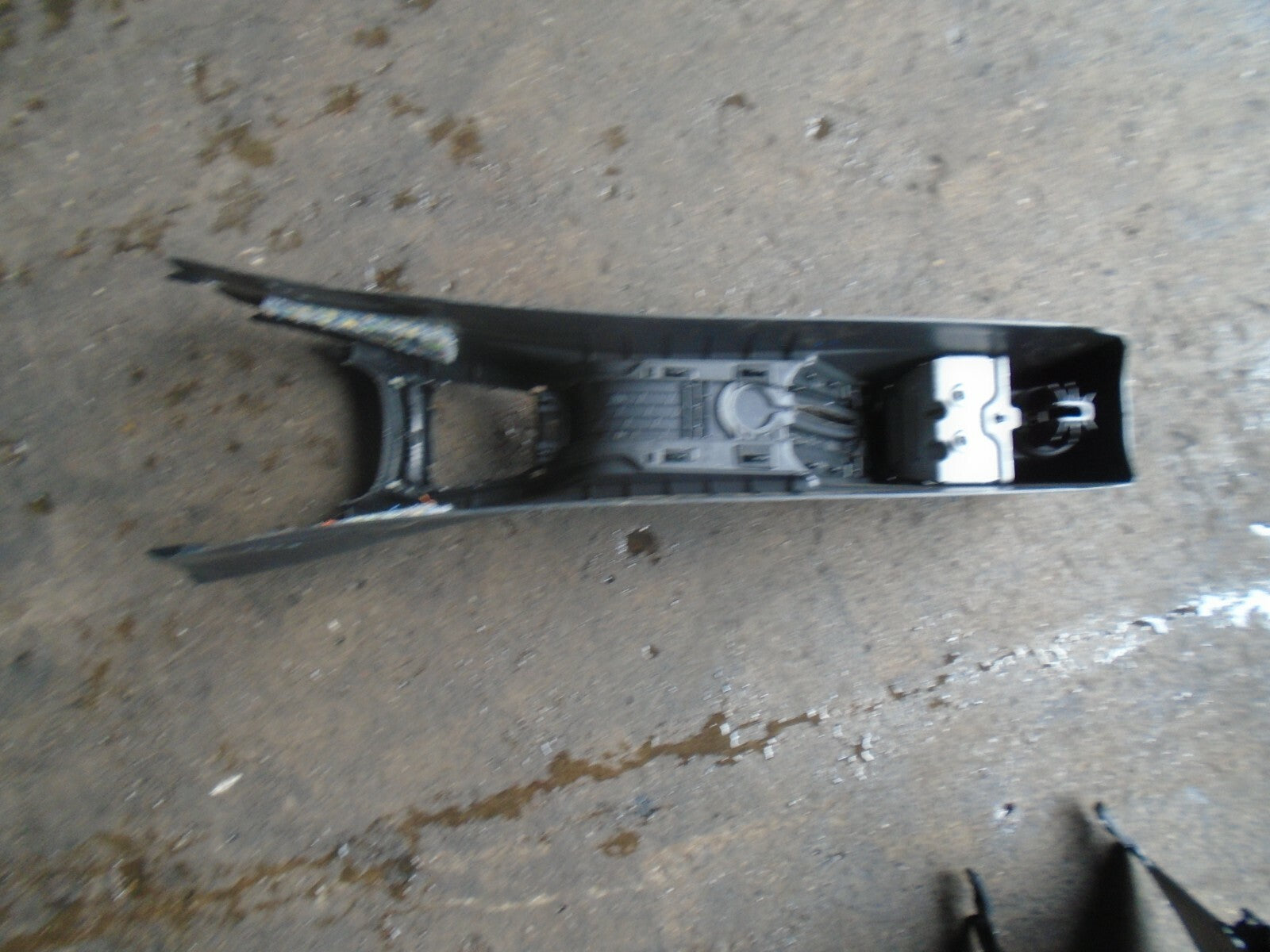 PEUGEOT 208 2014 CENTRE CONSOLE GEAR STICK SURROUND CUP HOLDER 9672829777