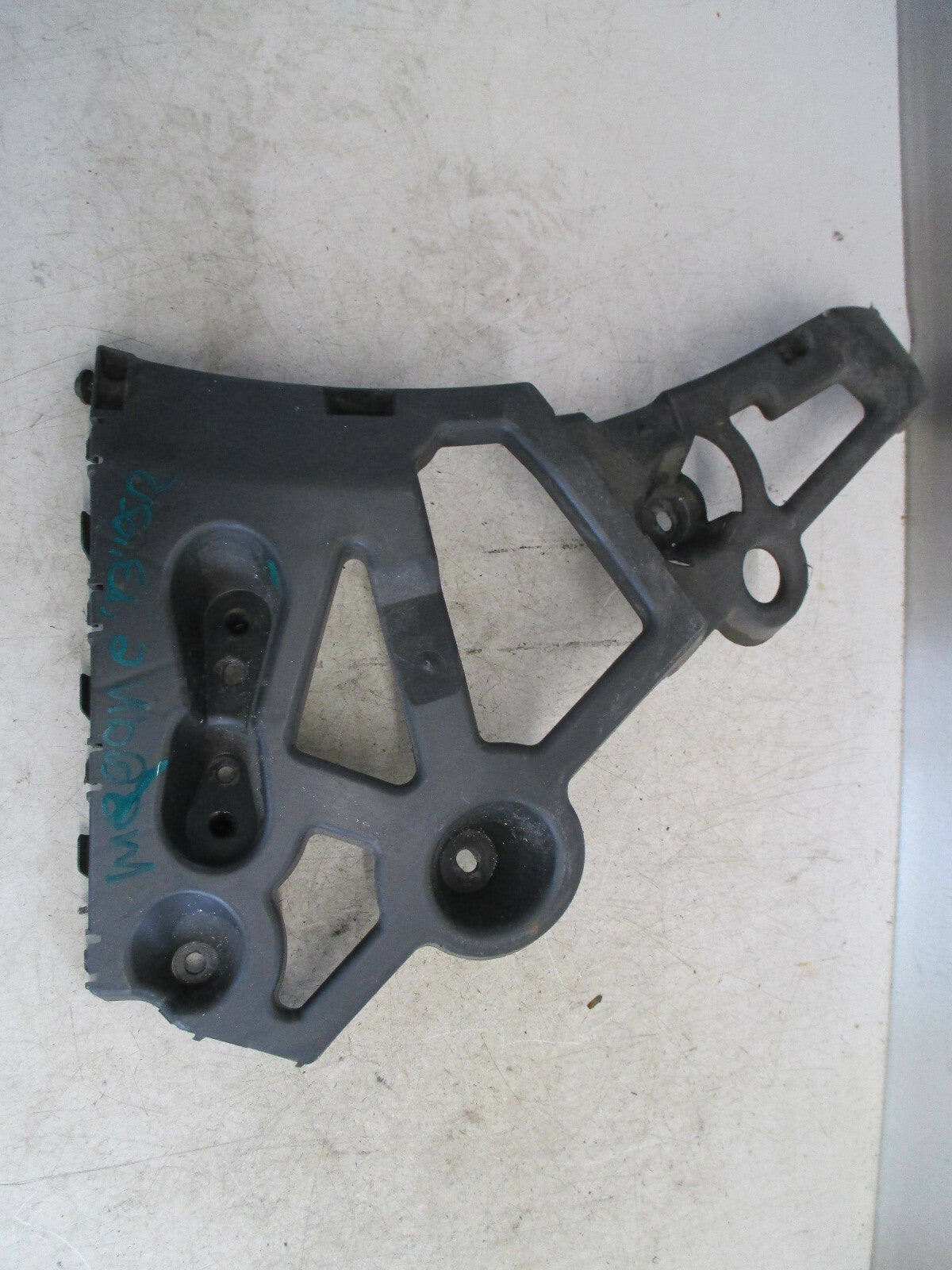 RENAULT MEGANE MK3 2013 OSR DRIVER REAR BUMPER MOUNTING BRACKET 850440010R