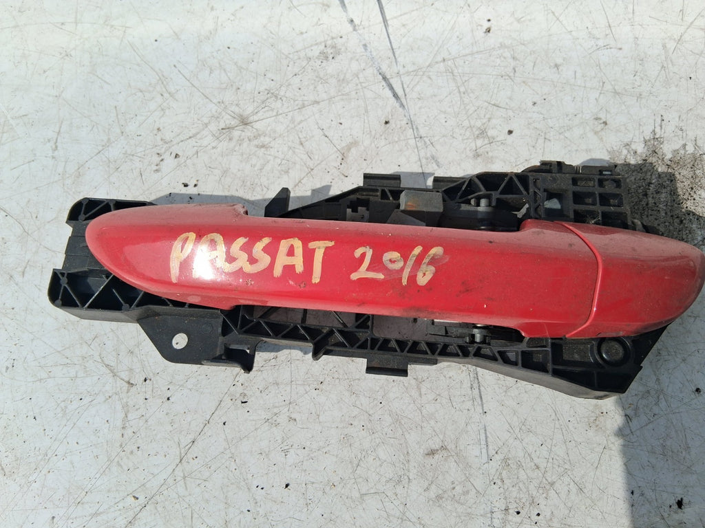 2016 VW VOLKSWAGEN PASSAT B7 NSF PASSENGER SIDE FRONT LEFT DOOR HANDLE RED