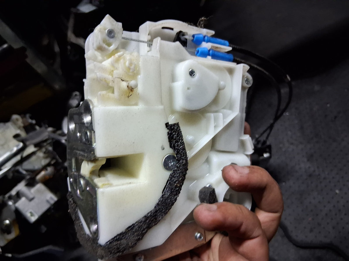 2022 SUZUKI VITARA MK4 OSR DRIVER SIDE REAR RIGHT DOOR LOCK MECHANISM 8230154PA4
