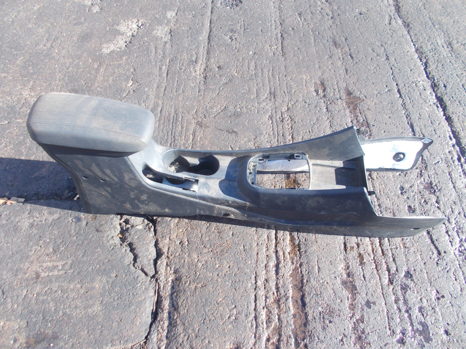 KIA RIO UB 2015 MK3 CENTRE CONSOLE ARMREST & CUPHOLDERS 846701W900