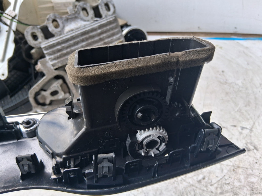 2016 VAUXHALL CORSA E 3 DOOR NSF PASSENGER SIDE FRONT LEFT AIR VENT 13476123