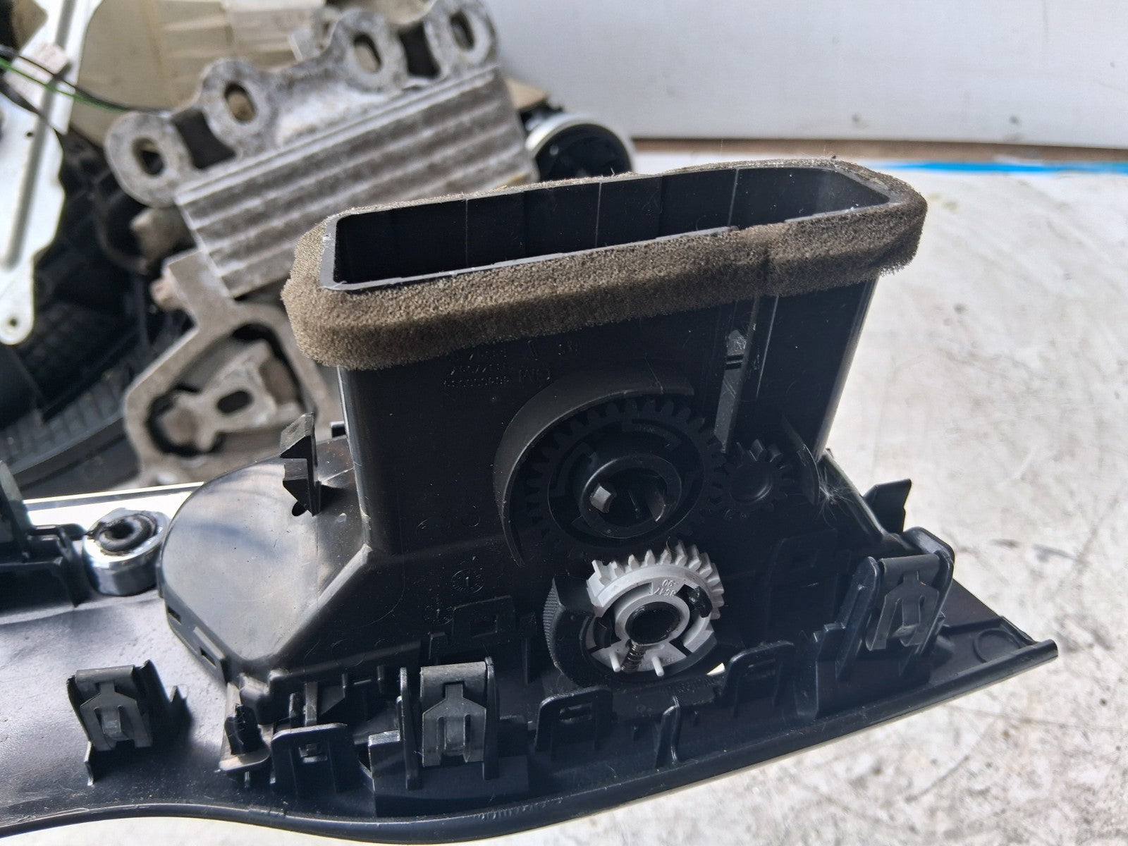 2016 VAUXHALL CORSA E 3 DOOR NSF PASSENGER SIDE FRONT LEFT AIR VENT 13476123