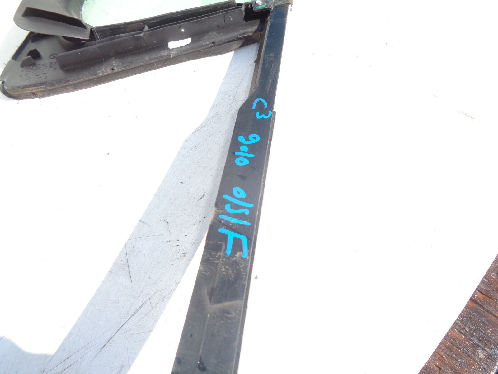 CITROEN C3 MK2 2010 OSF DRIVER SIDE FRONT DOOR WINDOW QUARTER GLASS 9674497180