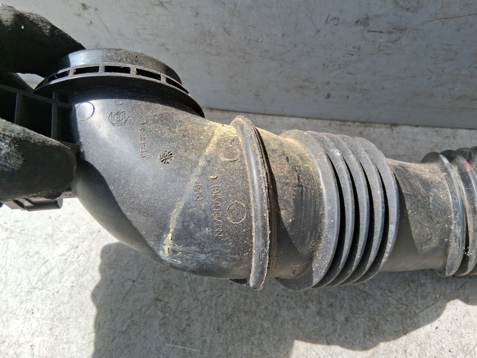 2013 FORD KUGA MK2 AIR INTAKE HOSE PIPE AV6112B624B