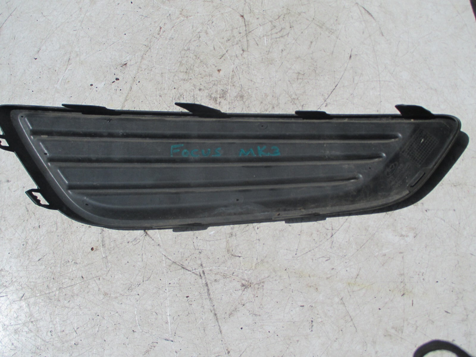 FORD FOCUS MK3 NS FRONT PASSENGER SIDE FOG LIGHT GRILL F1EB19953A